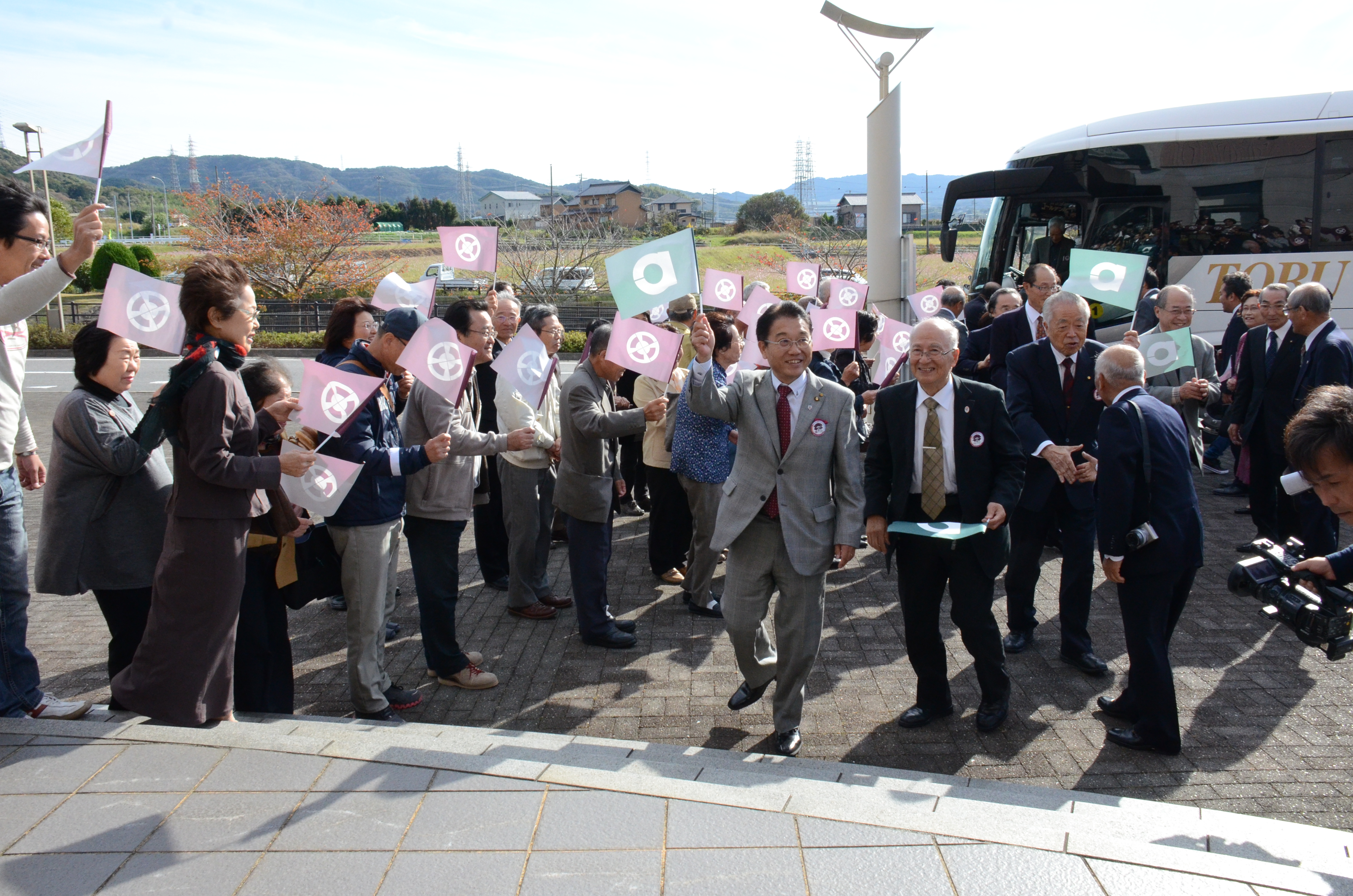 平成27年10月31日～11月1日、「幸田町への友好親善訪問の旅」として島原市民訪問団100人が幸田町を訪れました