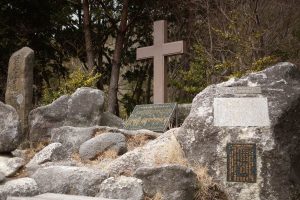 雲仙地獄・キリシタン殉教碑（雲仙温泉観光協会提供）